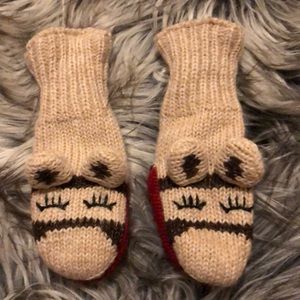 Adorable lamb mittens-extrodinarilly warm. Great condition!